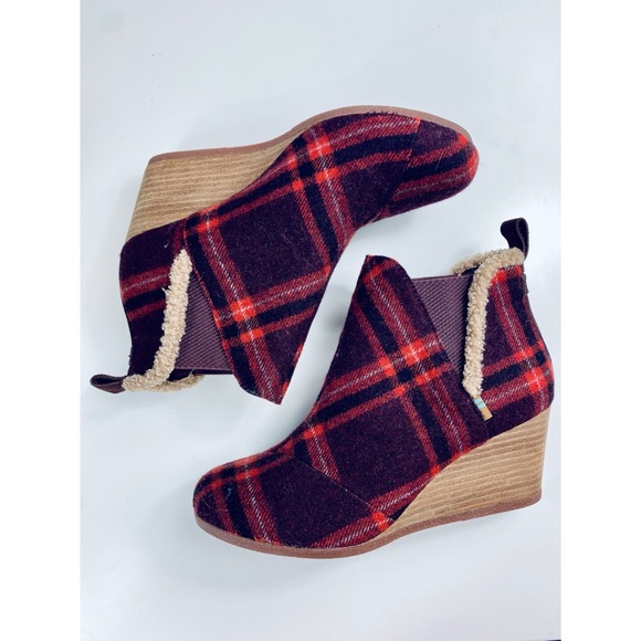 Toms red/maroon plaid Kelsey pull on ankle wedge boots size